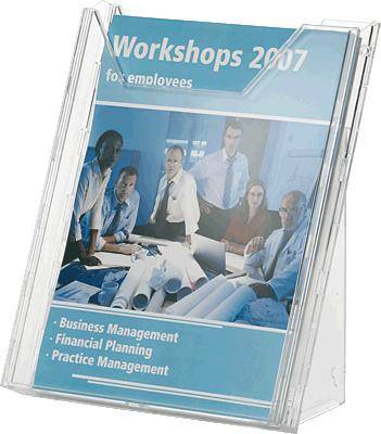 'Workshops 2007 für Mitarbeiter' Broschüre in einem transparenten Ständer. Themen: Business Management, Finanzplanung, Praxismanagement. Im Hintergrund sehen Personen konzentriert auf ein Gespräch.