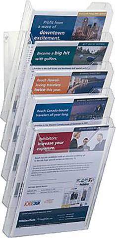 Ständer mit mehreren Broschüren. Themen: 'Downtown Excitement', 'Golf', 'Travel', 'Restaurants'. Fördert Tourismus und lokale Erlebnisse.
