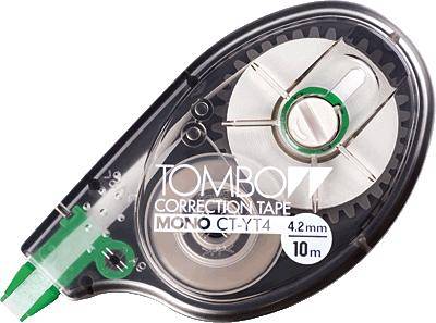 Ein Korrekturband von Tombow mit der Modellbezeichnung 'MONO CT-YT4'. Es ist transparent und zeigt innenliegende Zahnräder.