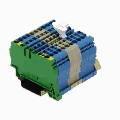 Ein blau-grünes elektrisches Steckmodul mit mehreren Anschlüssen und einem weißen Hebel, auf weißem Hintergrund.