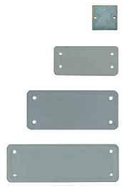 Vier rechteckige Metallplatten unterschiedlicher Größe mit Löchern an den Ecken, übereinander angeordnet.