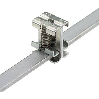 Metallklemme mit integriertem Federsystem, befestigt an einem Metallstreifen. Verwendet zur sicheren Fixierung in technischen Anwendungen.