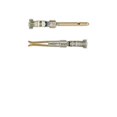 Zwei metallische Stecker nebeneinander, einer oben mit gerader Spitze, der andere unten mit gespreizter Spitze, auf weißem Hintergrund.