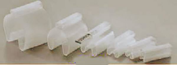 Mehrere weiße, halbtransparente Plastikclips in aufsteigender Größe liegen in einer Reihe auf einer hellen Oberfläche.