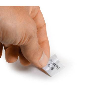 Hand zieht an einem handlichen weißen Ventil, das mit der Aufschrift 'Pumpe raus' beschriftet ist.