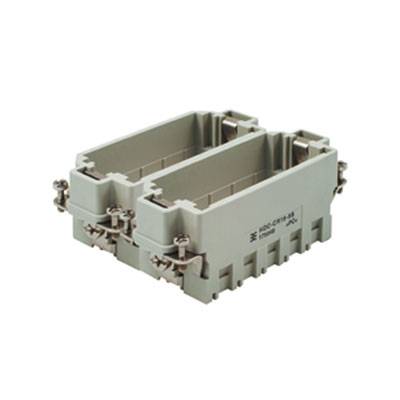 Doppeltes elektrisches Gehäuse mit Metallverschlüssen, geeignet für den Schutz und die Montage von Komponenten in industriellen Umgebungen.