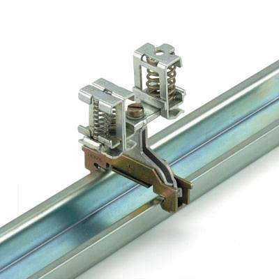 Eine Metallklemme, die an einer Schiene montiert ist, zeigt eine Federmechanik für elektrische oder mechanische Verbindungen.