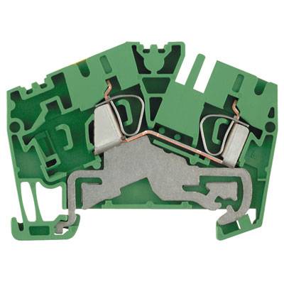 Ein grüner elektrischer Steckverbinder mit metallischen Kontakten auf weißem Hintergrund, verwendet zur Verbindung elektrischer Leiter.