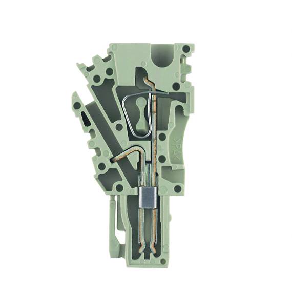 Ein grüner Klemmenblock mit freigelegten inneren Metallkontakten, die die elektrische Verbindung darstellen.