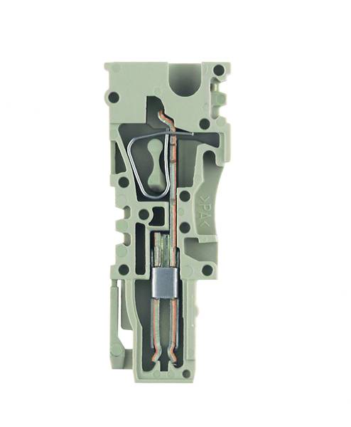 Ein grüner elektrischer Klemmenblock in einem Gehäuse, zeigt interne Metallverbindungen. Verwendet zur sicheren Verdrahtung.