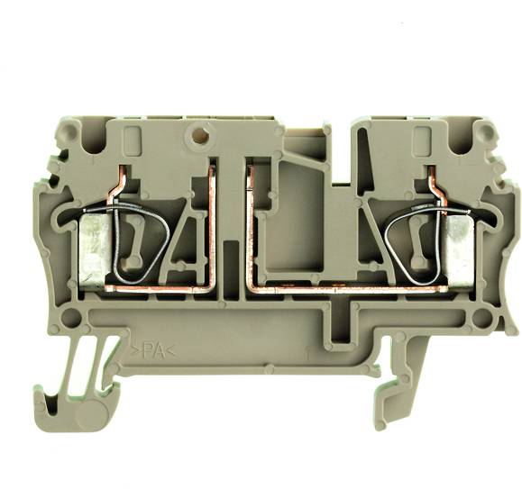 Grauer zweifach-Klemmenblock aus Kunststoff mit Kupferleitern, verwendet in der Elektrotechnik zur sicheren Verbindung von Kabeln.