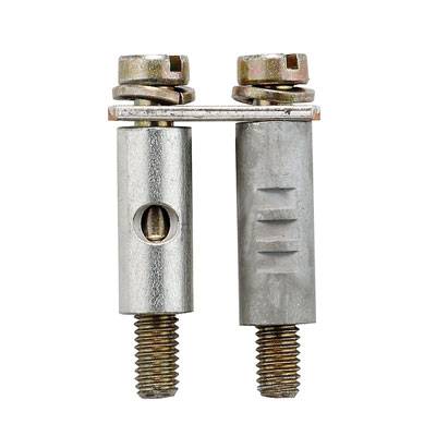 Zwei Metallbolzen mit Schrauben und Kerben, die vertikal stehen. Diese dienen oft zur Befestigung oder Verbindung in mechanischen Strukturen.