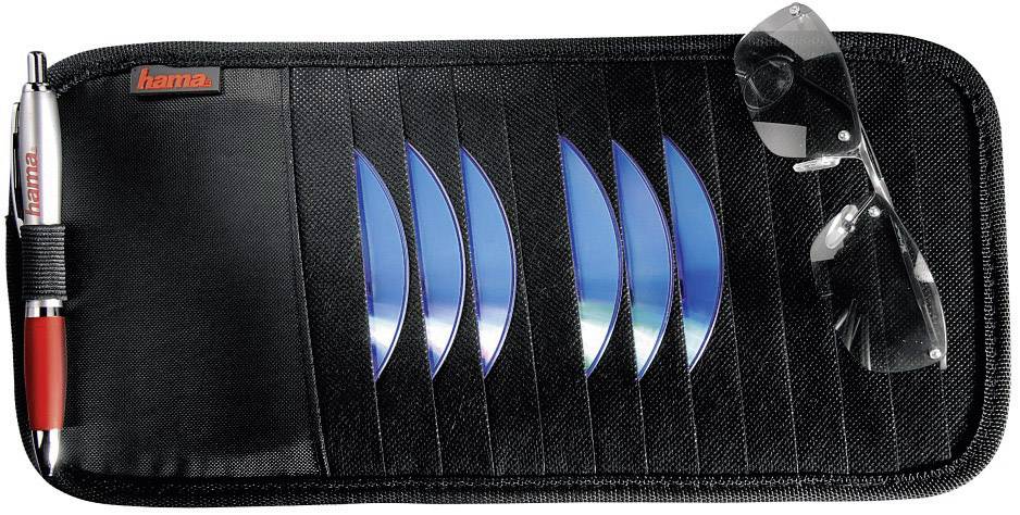 Eine schwarze CD-Tasche mit sechs CDs in blauen Hüllen, einem roten Kugelschreiber und einer Sonnenbrille an der Seite.
