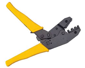 Crimpzange mit gelben Griffen, geöffnet, zum Verbinden von Kabeln. Schwarzer Mechanismus mit mehreren Kerben zum Anpassen der Pressung.