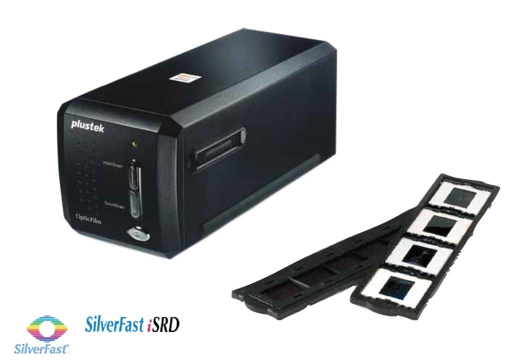 Ein Plustek OpticFilm Scanner neben einem Filmmaterialhalter. Die Scanner-Software 'SilverFast iSRD' ist unten links im Bild dargestellt.