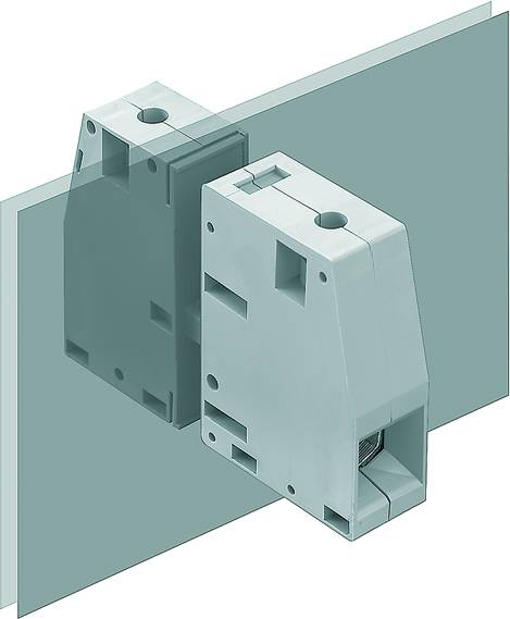 Ein grauer elektrischer Anschlussblock wird an einer Metallplatte befestigt gezeigt, um dessen Montage und Funktionalität zu veranschaulichen.