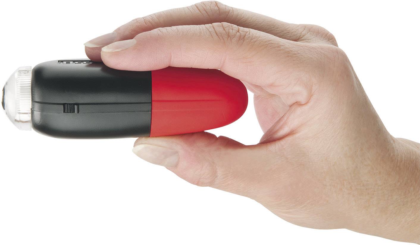 Hand hält ein rot-schwarzes Gerät, möglicherweise eine kleine Taschenlampe oder ein ähnliches Werkzeug.