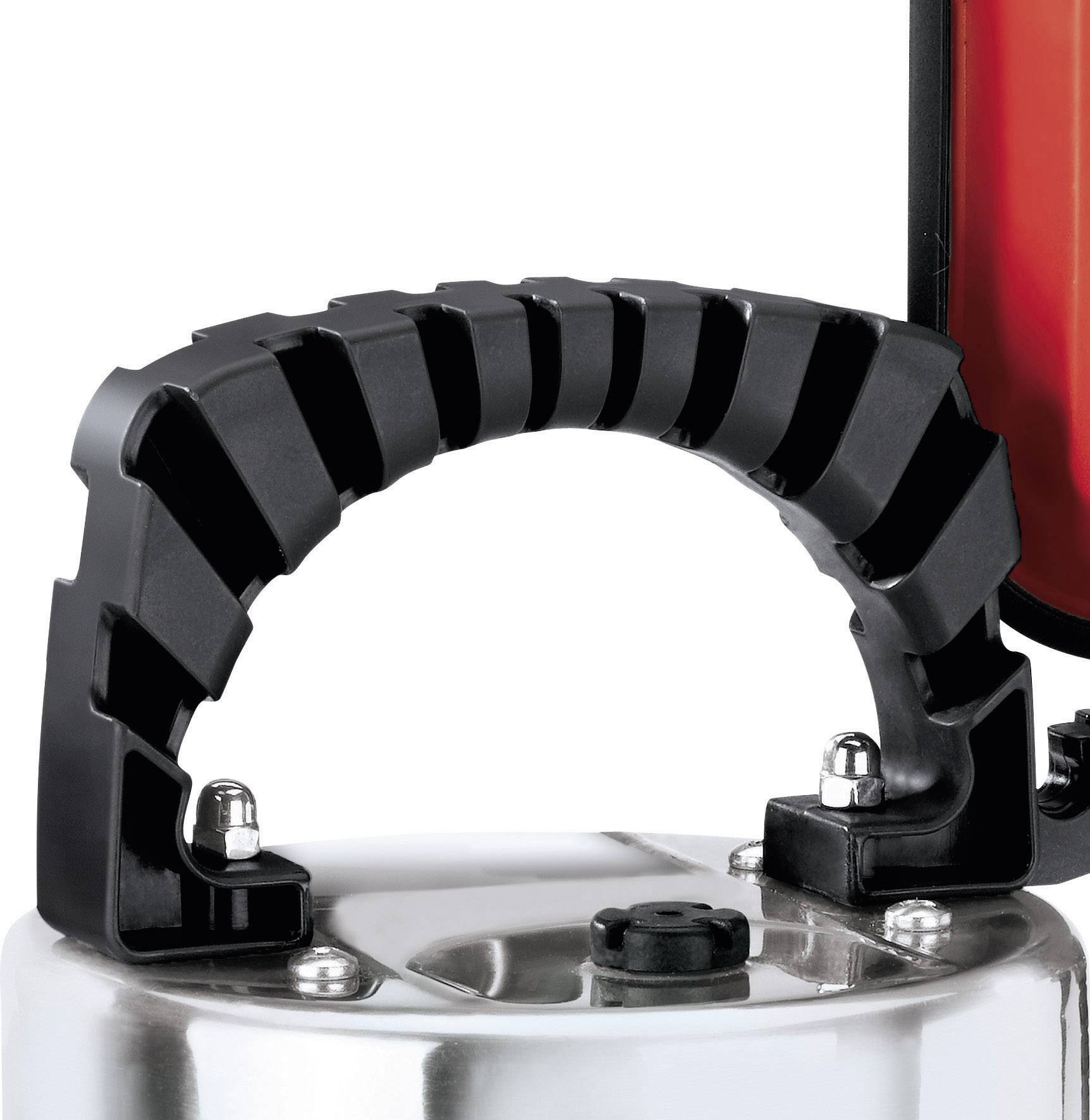 Schwarzer, gebogener Griff auf silbernem Metallgegenstand, stabil befestigt. Der Griff dient wahrscheinlich zum Tragen oder Halten.