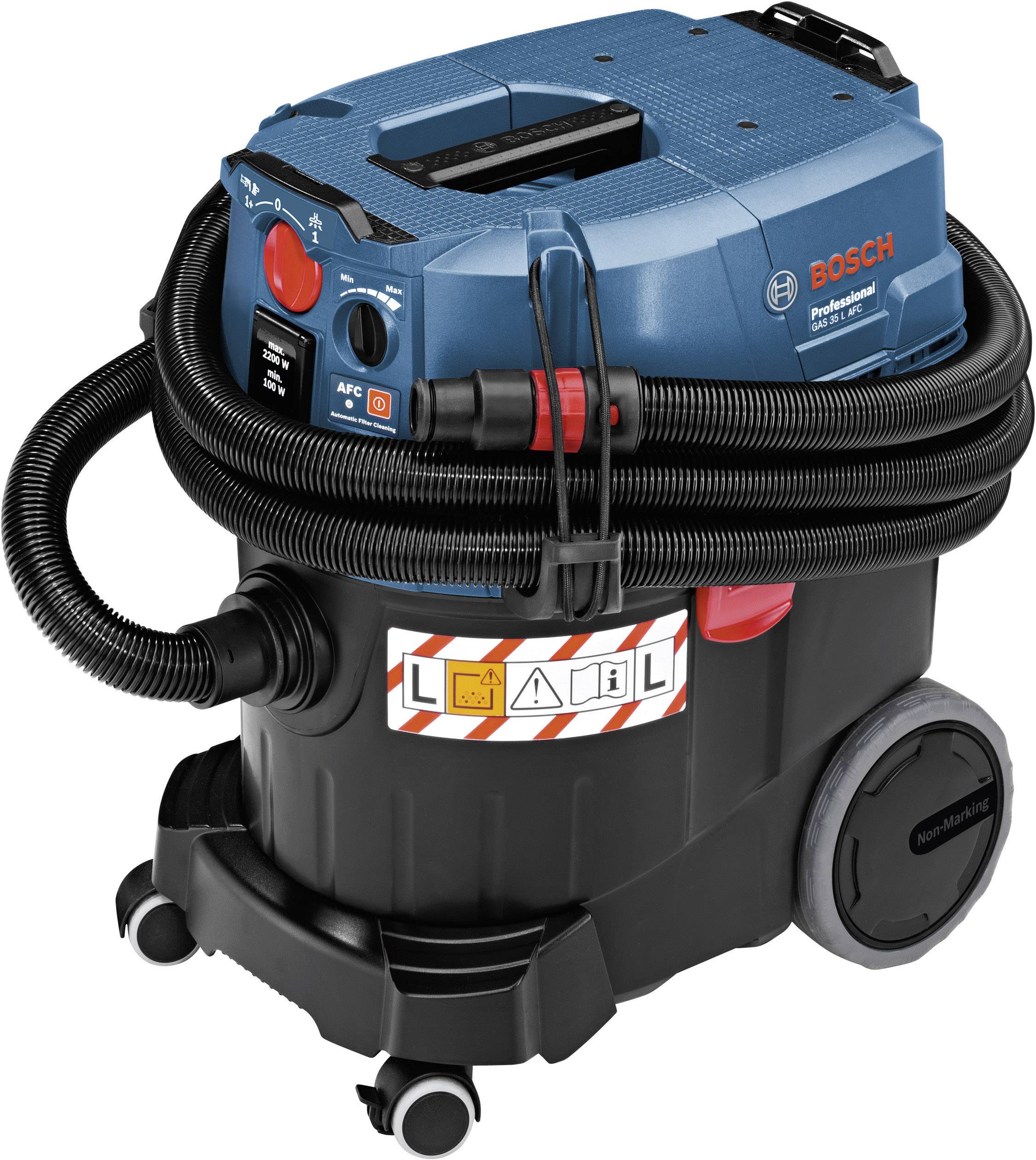 Industriestaubsauger mit blauem und schwarzem Gehäuse, großen Rädern und mehreren Schläuchen. Markenname sichtbar.