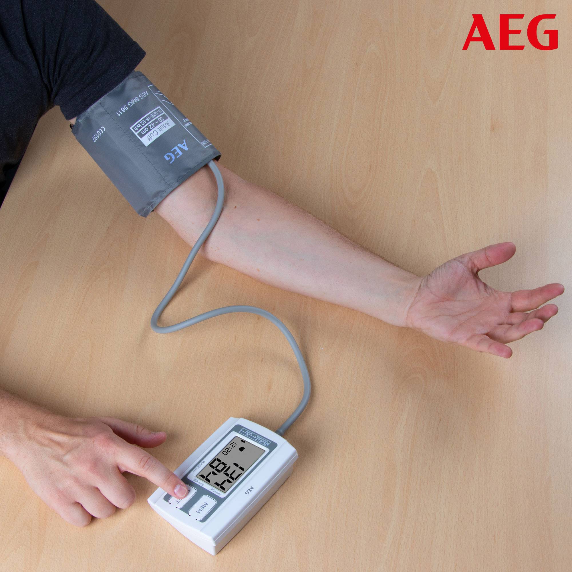 AEG BMG 5611 Oberarm Blutdruckmessgerät 520611