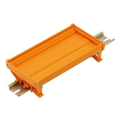 Ein orangefarbener Kunststoffträger auf einer Metallhalterung, möglicherweise zur Befestigung elektronischer Komponenten in Schaltschränken.