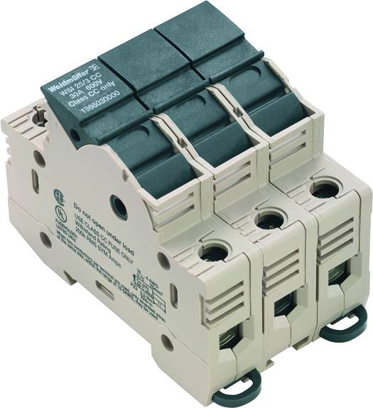 Ein dreipoliger Leistungsschutzschalter mit schwarzen Kippschaltern, etikettiert mit technischen Spezifikationen, auf einem neutralen Hintergrund.