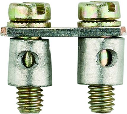 Zwei metallene Rundnocken mit schraubbaren Bolzen, verbunden durch eine kurze Metallplatte. Main komponenten für elektrische Verbindungen.
