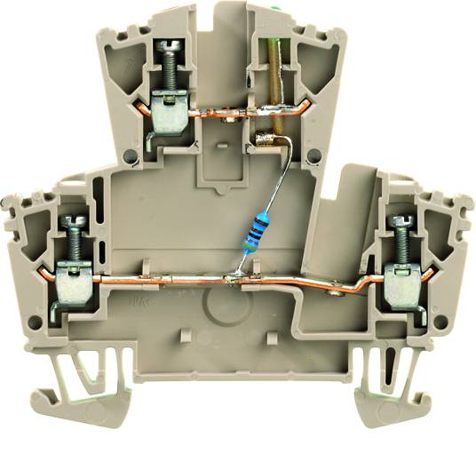 Ein grauer elektrischer Reihenklemmenblock mit metallischen Kontakten und einer blauen Widerstandskomponente in der Mitte.