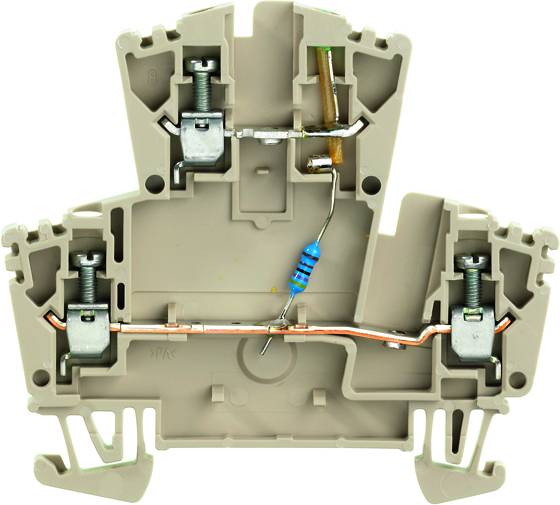 Elektrischer Klemmblock mit Widerstand in der Mitte, zeigt die interne Verkabelung und Bauteile. Verwendet zur elektrischen Verbindung.