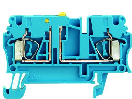 Blauer elektrischer Klemmenblock mit Kupferleitungen und Verbindern, zeigt interne Verdrahtung und Anschlüsse, auf weißem Hintergrund.