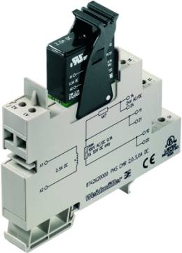 Ein elektrisches Relais mit schwarzem Schalter auf einer Montagehalterung. Aufgedruckte technische Details und Logos auf der Basis.