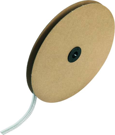 Eine große braune Kartonspule mit einem aufgerollten Metallband, das an einer Seite herausragt.