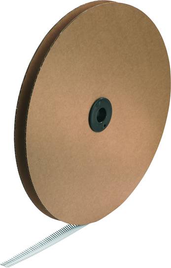 Eine große Rolle braunes Kartonband mit einer Metallreihe, die herausschaut. Das Band wird zur Befestigung oder Verstärkung verwendet.