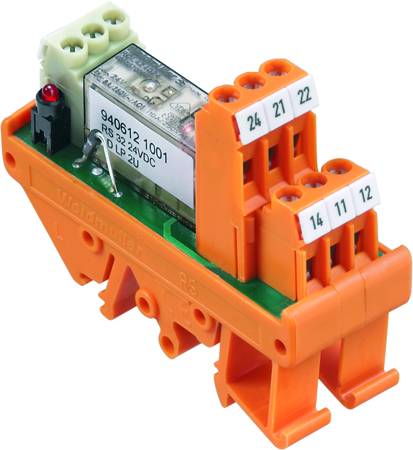 Ein orangefarbenes Relaismodul mit mehreren Anschlussklemmen und Beschriftungen, verwendet zur elektrischen Schaltung in Schaltschränken.