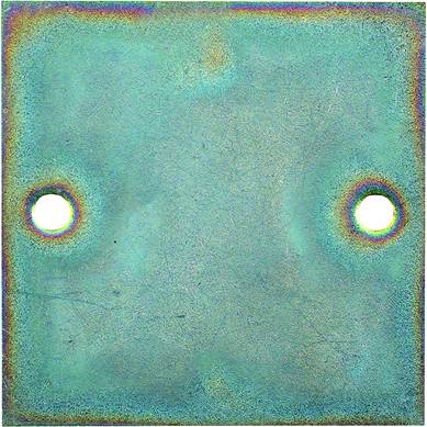 Eine quadratische, rostige Metallplatte mit zwei Lochöffnungen, die gleichmäßig verteilt sind.