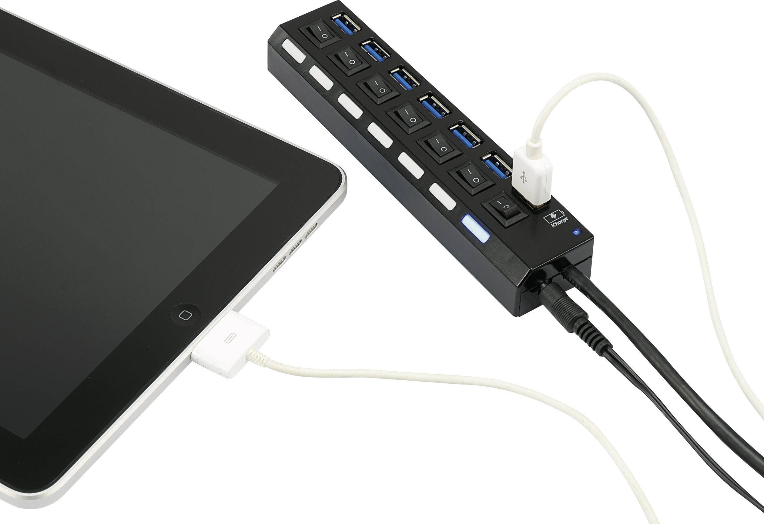 Ein Tablet ist über ein Kabel mit einem USB-Hub verbunden, der mehrere USB-Anschlüsse und ein Stromkabel zeigt.