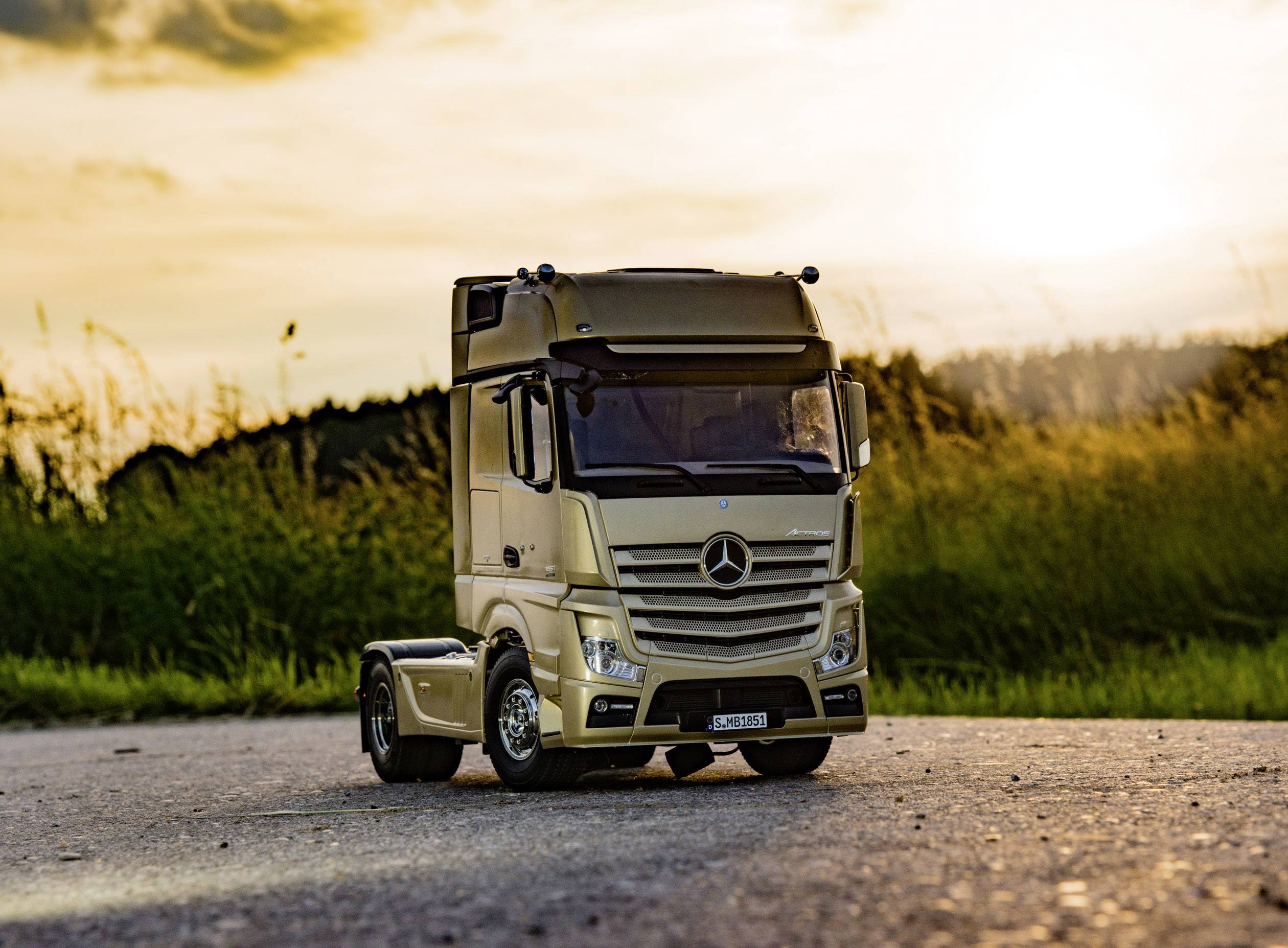 Tamiya 56335 Mercedes Benz Actros 1851 Gigaspace 1:14 Elektro RC Modell-LKW Bausatz