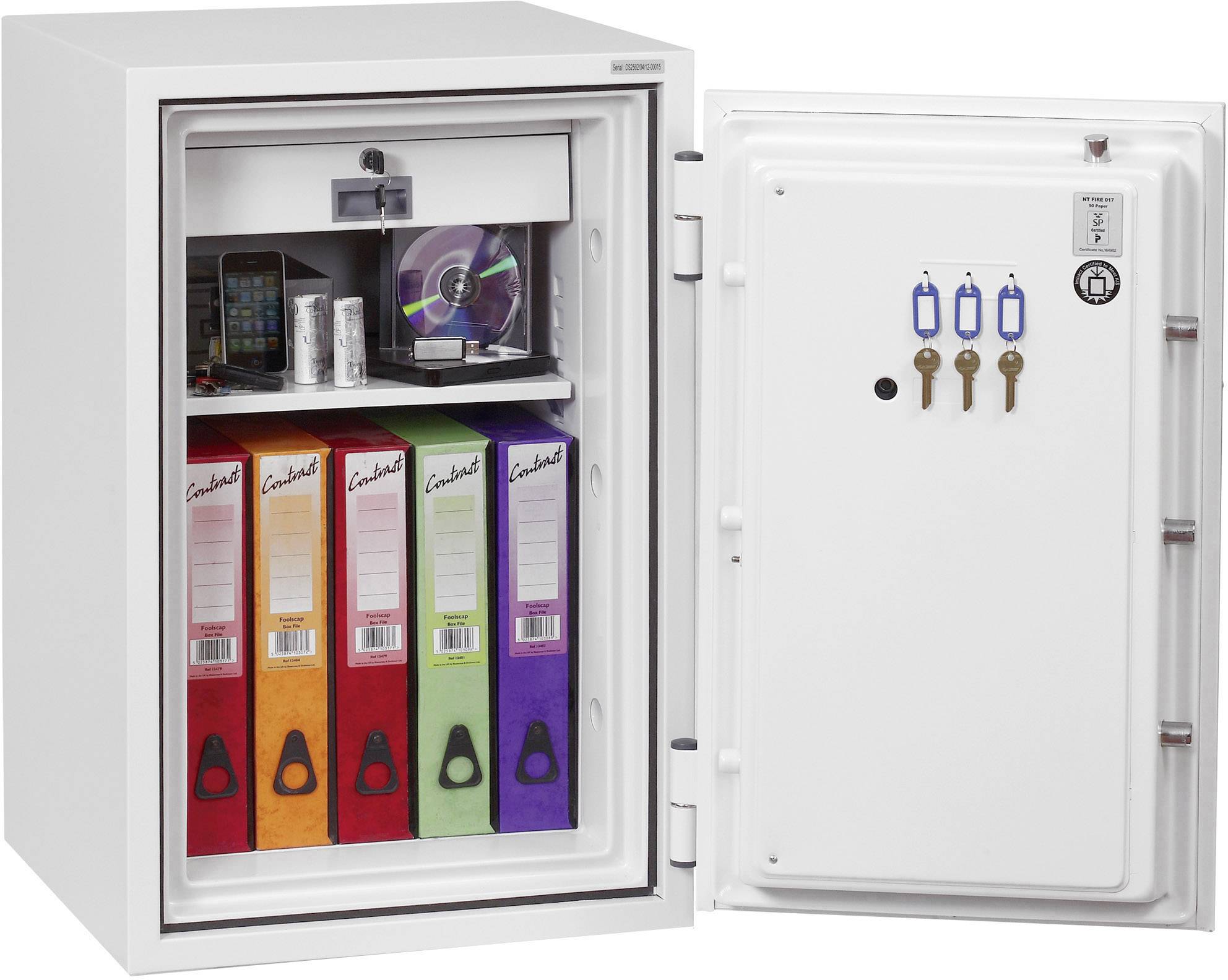 Ein geöffneter Tresor mit einem Fach für elektronische Geräte und CDs oben sowie mehreren bunten Aktenordnern im unteren Bereich. An der Tür hängen vier Schlüssel.