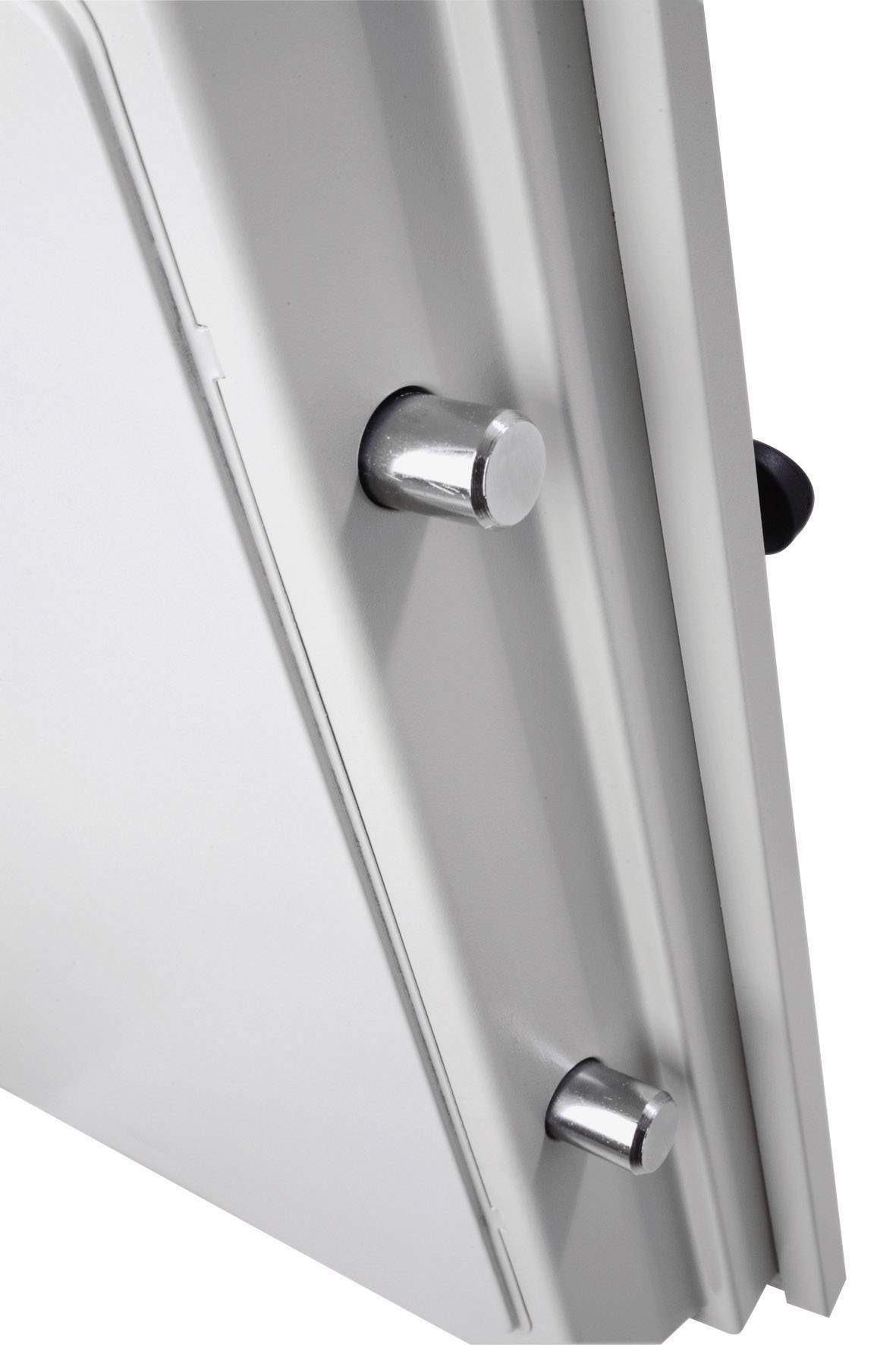 Eine weiße Tür mit zwei silbernen Bolzen, die für zusätzliche Sicherheit sorgen. Die Tür ist teilweise geöffnet und zeigt die Schutzmechanismen.