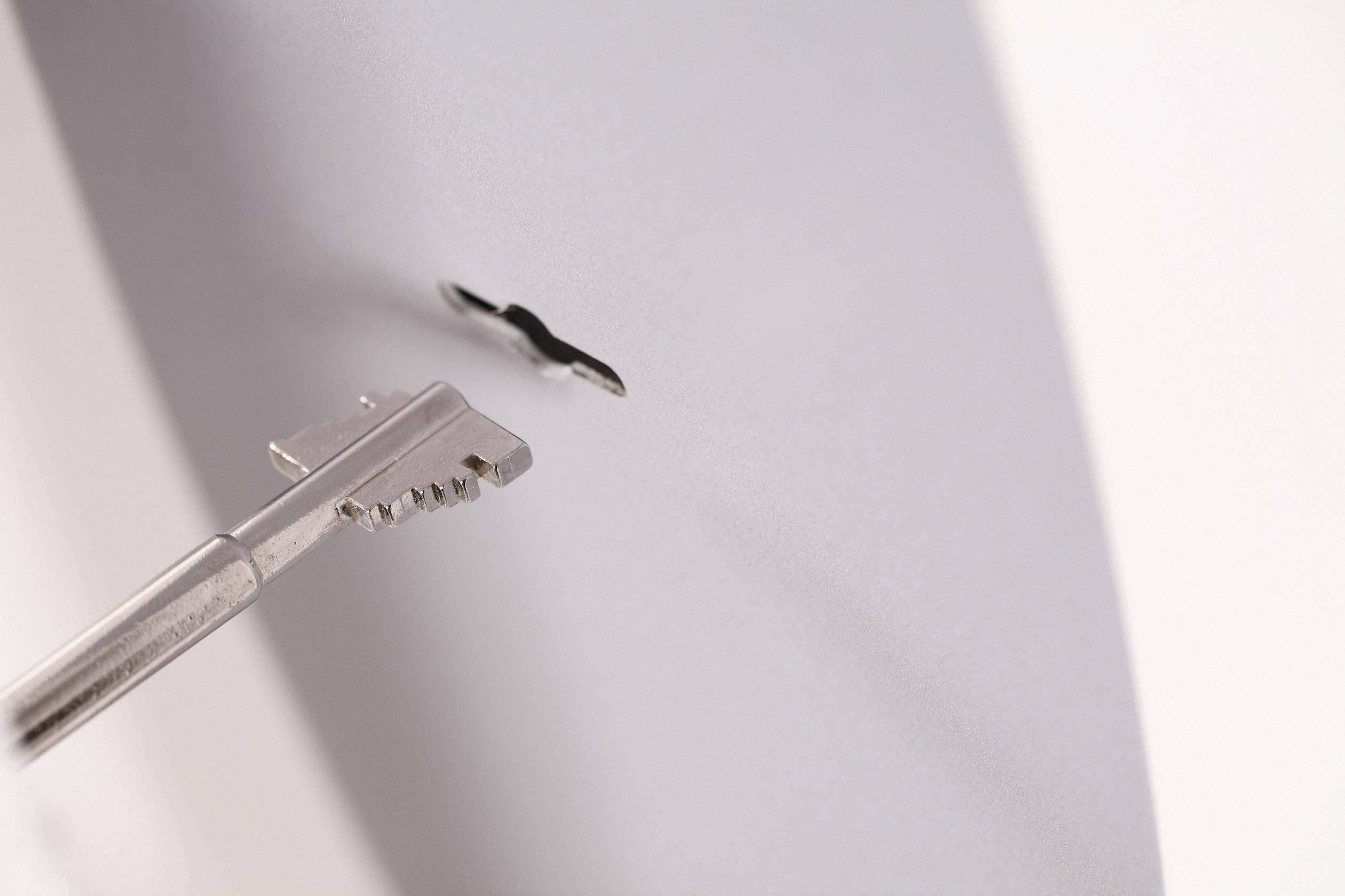 Ein Schlüssel wird in ein Schloss eingeführt, Nahaufnahme. Symbolisiert Sicherheit oder Zugang.