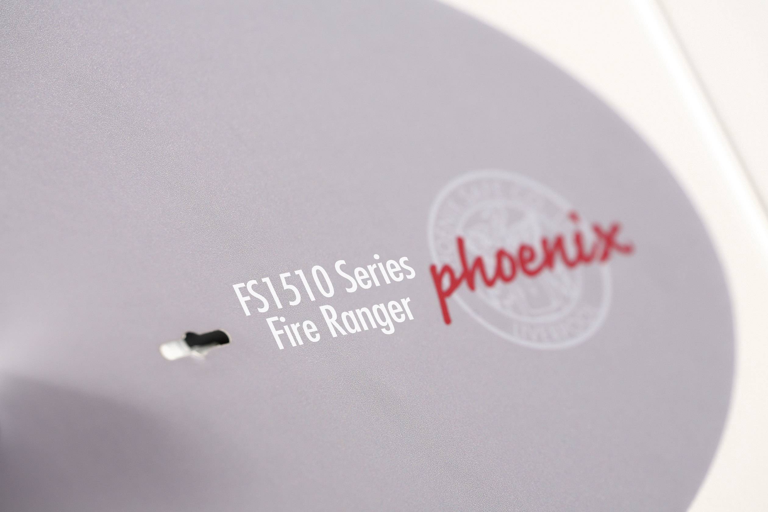 Nahaufnahme eines Teils eines Produkts mit der Aufschrift 'FS1510 Series Fire Ranger' und 'phoenix' in roter Schrift.