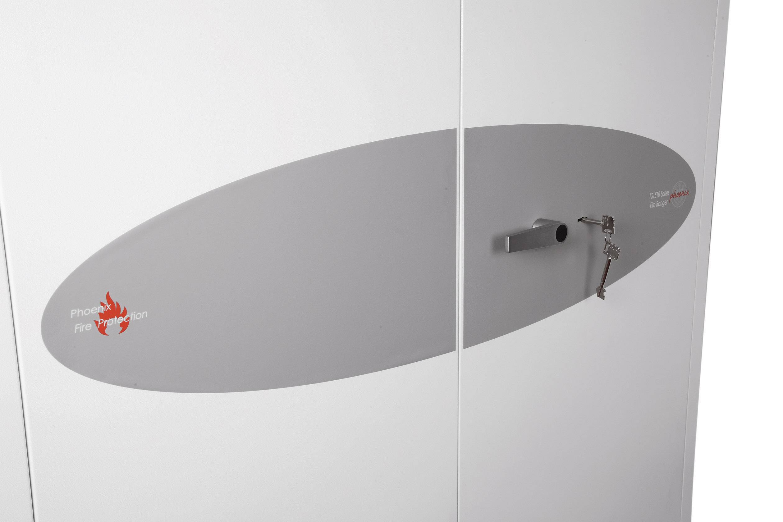 Grauer Stahlschrank mit ovaler Zierleiste und Schlüssel im Schloss.