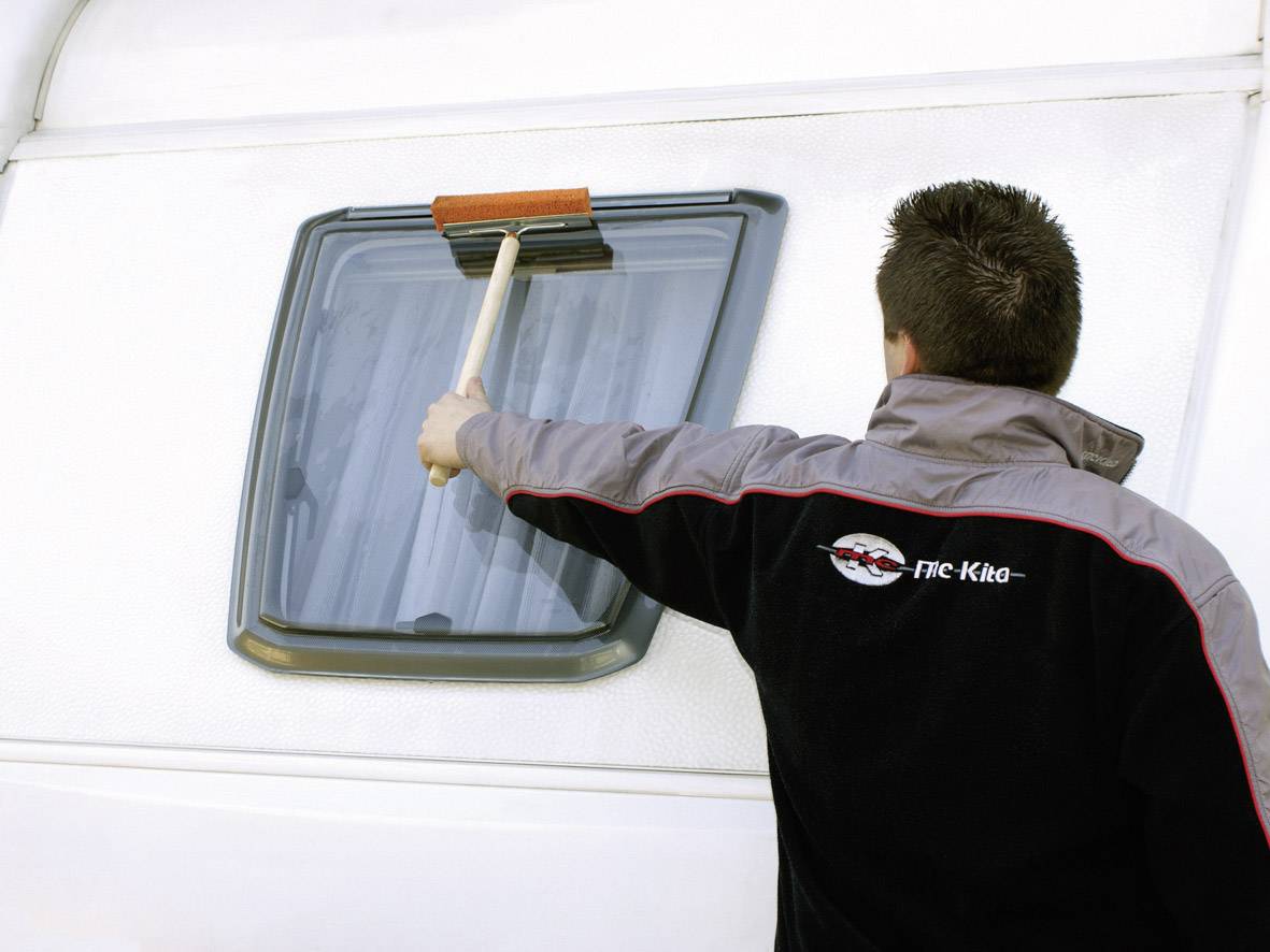 APA Scheibenwascher mit Wasserabstreifer und Holzgriff 17090 1St.