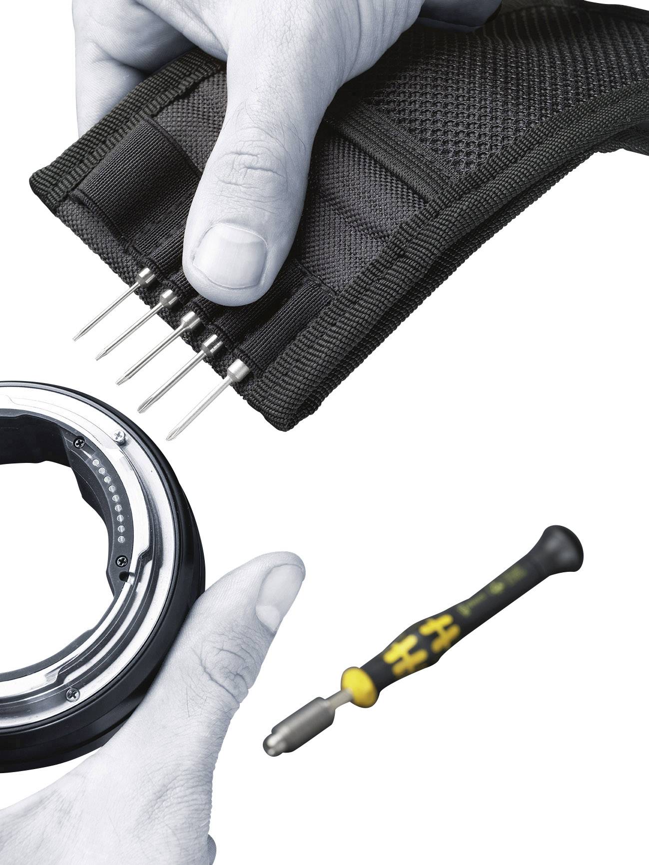 Hände halten eine Tasche mit Metallstiften und einen Ring. Daneben liegt ein Schraubendreher mit gelbem Griff auf weißem Hintergrund.