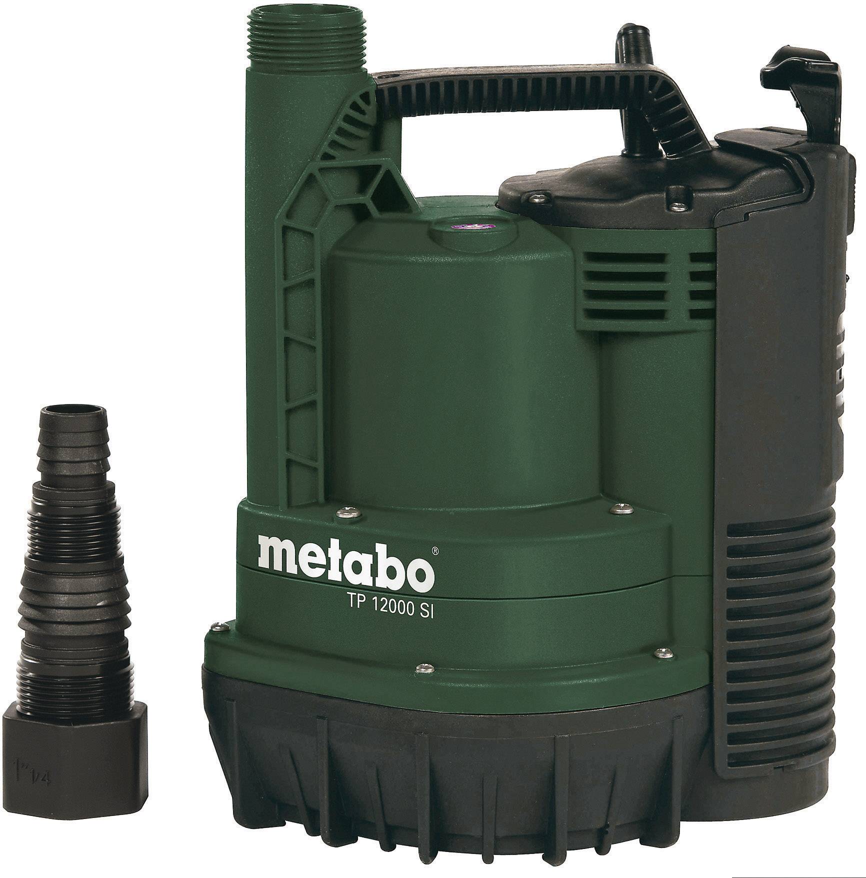 Eine grüne Tauchpumpe neben einem schwarzen Adapter. Auf der Pumpe steht 'metabo TP 12000 SI'.