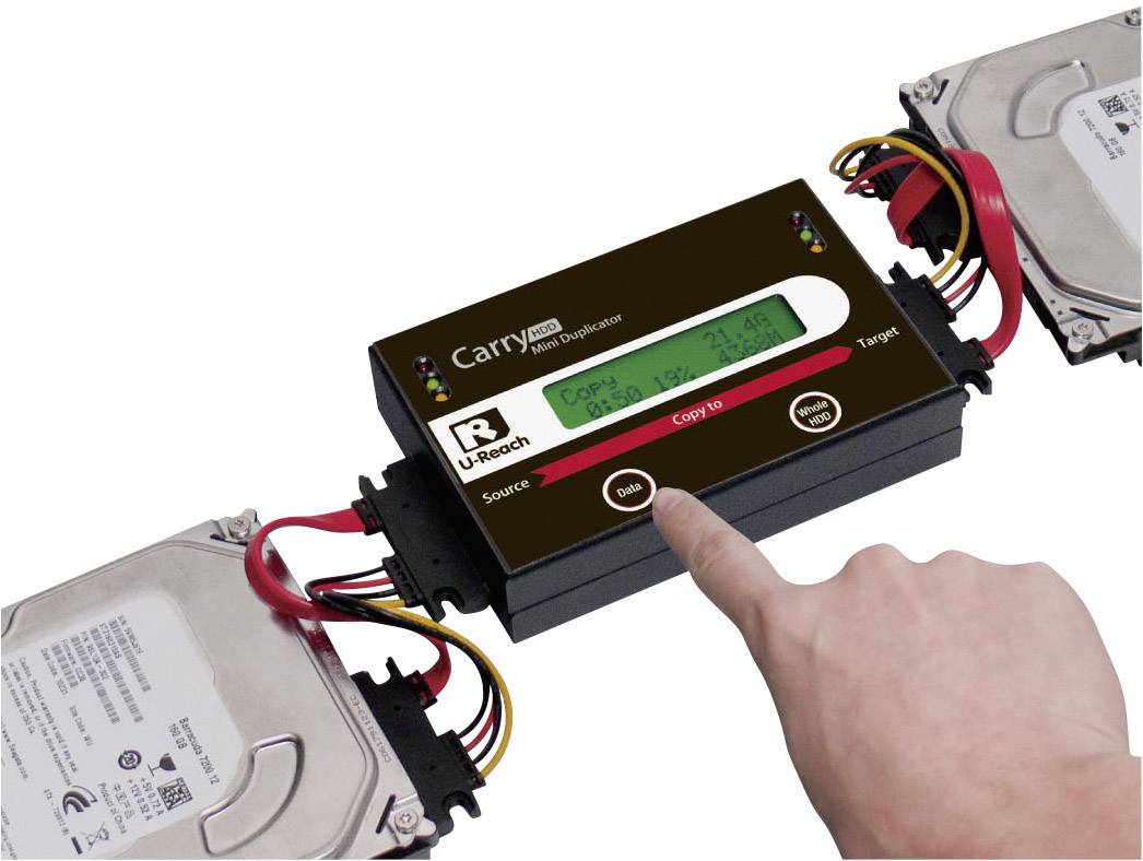 Eine Hand bedient ein Festplattenduplikationsgerät, das Daten zwischen zwei Festplatten überträgt. Ein Display zeigt 'Copy ID' an.
