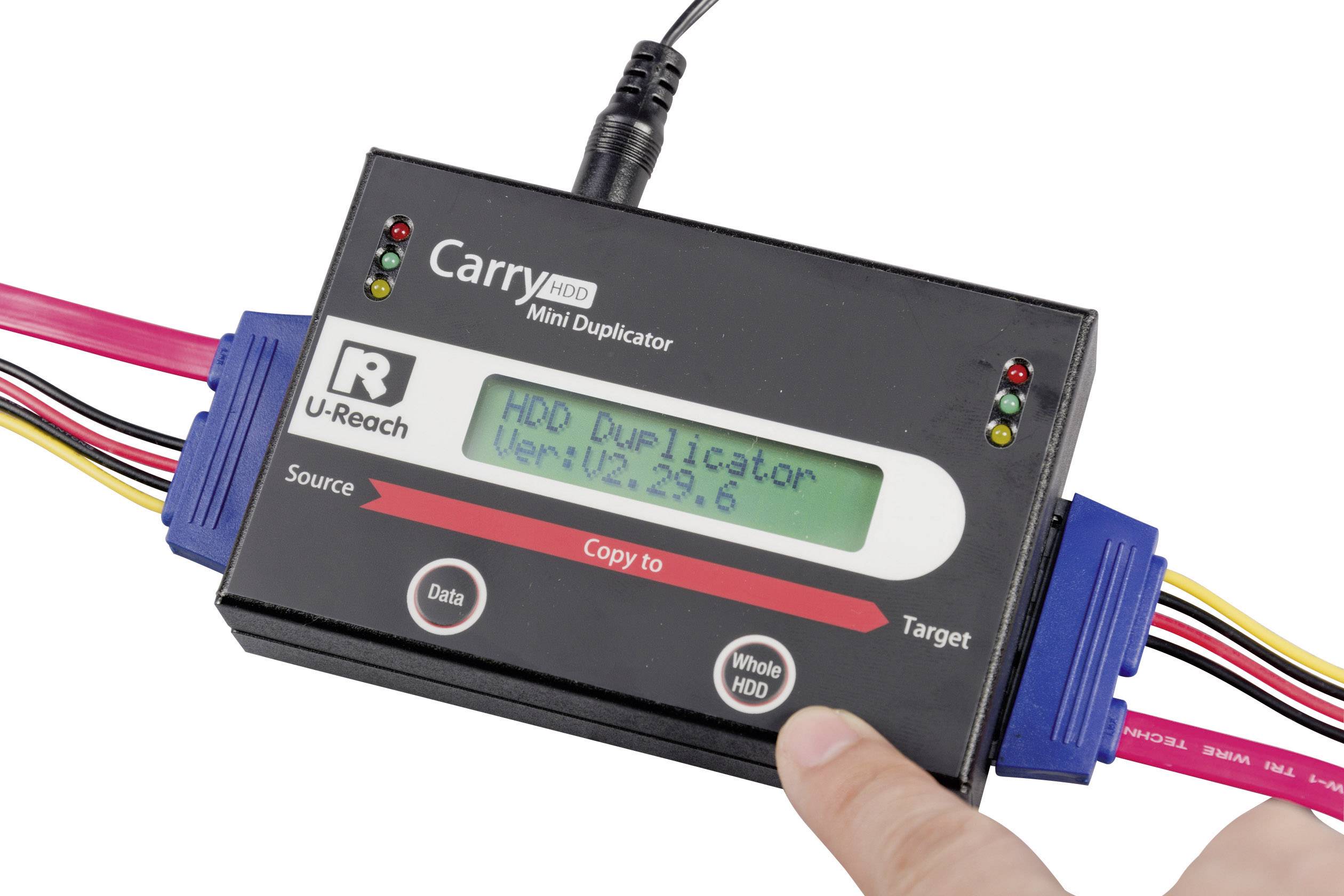 Person bedient einen Festplattenduplikator, der Display zeigt 'HDD Duplicator Ver: V2.5.6'. Kabel sind angeschlossen.