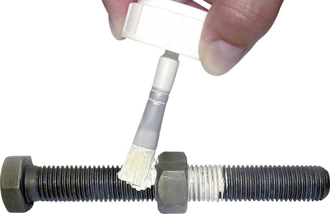 Ein Metallbolzen wird mit weißer Paste bestrichen, um rostfrei zu bleiben.