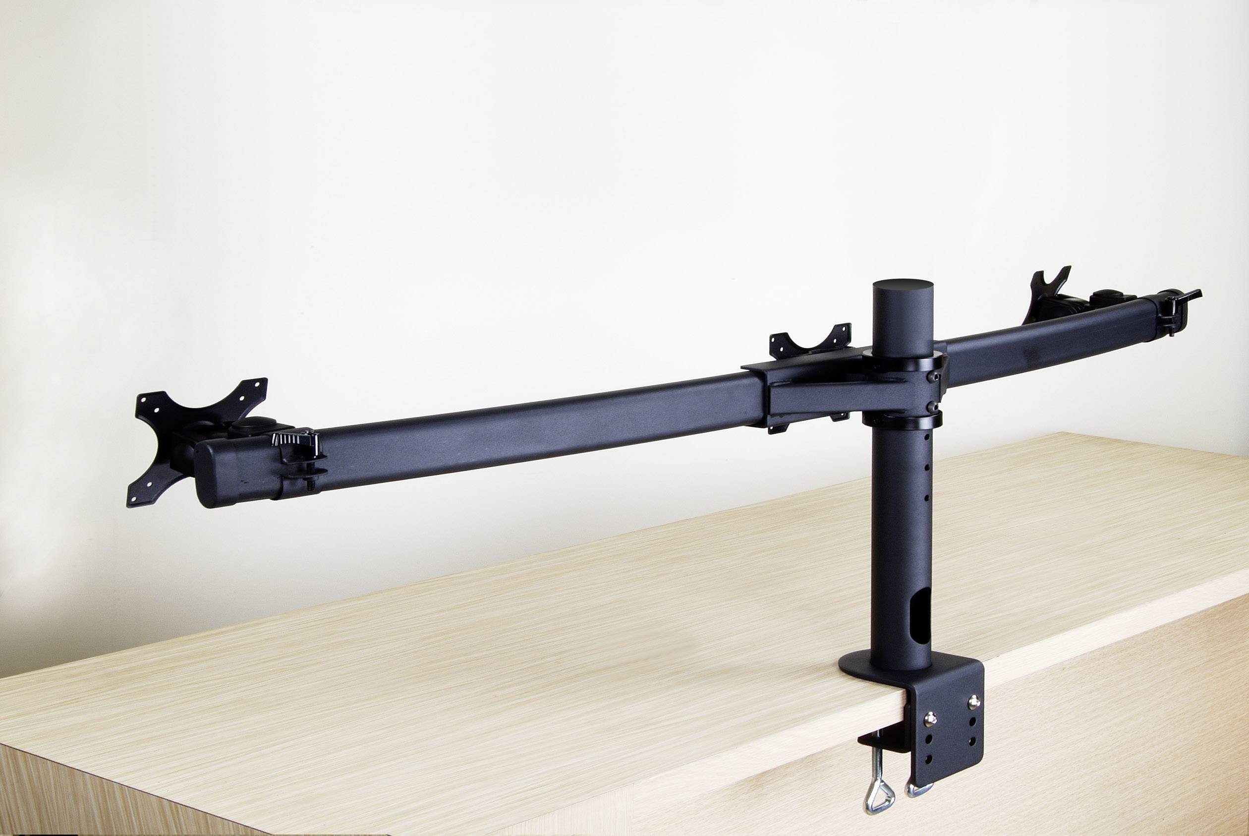 Zweiarmiger Monitorständer in Schwarz, auf einem Tisch montiert, bietet flexible Bildschirmplatzierung für ergonomisches Arbeiten.