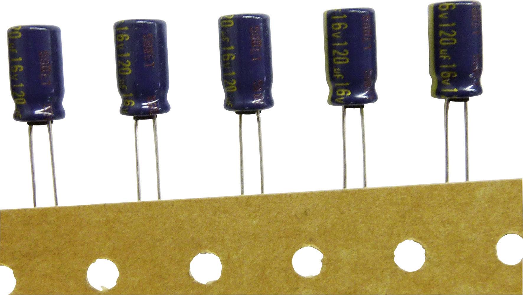 Fünf blaue Elektrolytkondensatoren in einer Reihe auf einem Kartonstreifen mit Löchern montiert, bereit für die Leiterplattenbestückung.